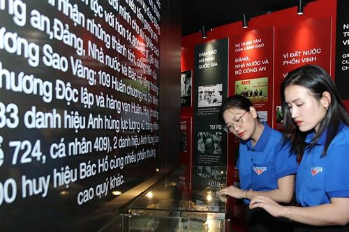 Hàng trăm tư liệu quý tại triển lãm 'Hồ Chí Minh đẹp nhất tên Người'
