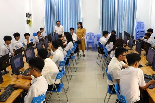 Học viên GDTX Cà Mau hào hứng với hội thi học tập và làm theo Bác trên máy tính