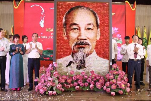 Trao tặng bức tranh kính về Bác Hồ cho Trường ĐH Kinh doanh và Công nghệ Hà Nội