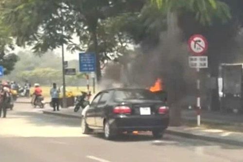Ô tô con bốc cháy khi đang chạy trên đường phố ở Huế