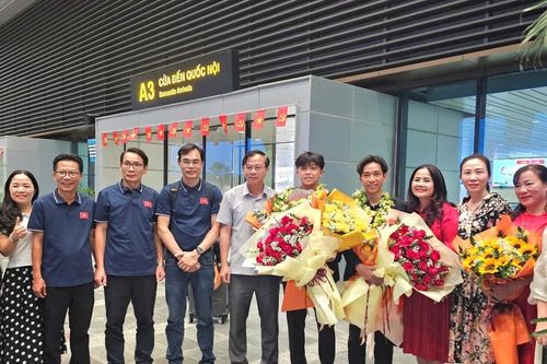 Lãnh đạo Sở GD&ĐT Quảng Trị thưởng 'nóng' học sinh đạt giải Hội thi KHKT quốc tế