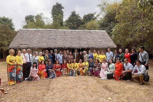 Bác Hồ trong trái tim kiều bào
