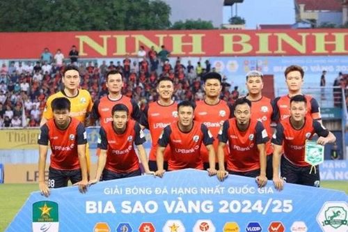 Thủ môn Văn Lâm lần đầu tiên vô địch cấp câu lạc bộ, cùng CLB Ninh Bình lên hạng V-League 2025/26