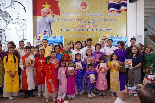 Mừng sinh nhật Bác, Tủ sách tiếng Việt phục vụ cộng đồng ra mắt tại Udon Thani, Thái Lan