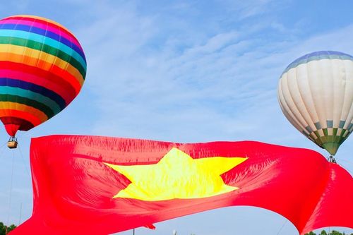 Xúc động đại kỳ Tổ quốc tung bay tại Quảng trường Hồ Chí Minh