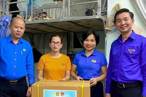 Trao hàng trăm suất quà đến thanh niên công nhân Đà Nẵng