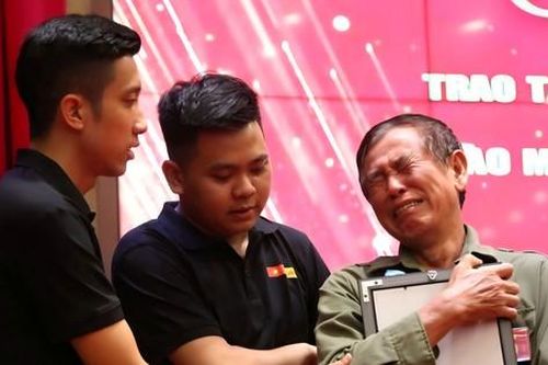 Thân nhân các liệt sĩ bật khóc khi nhận ảnh 'Tô màu ký ức'