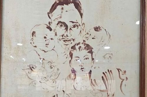 Nghệ nhân miền Tây vẽ tranh về Bác Hồ từ máu, lá sen