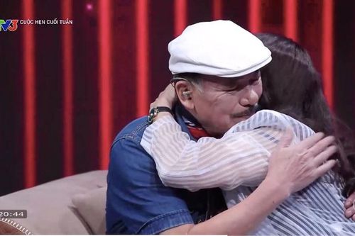 NSND Thái Bảo vừa ôm nhạc sĩ Trần Tiến vừa khóc trên sóng VTV