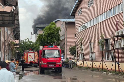 Cháy xưởng giày da ở Vĩnh Phúc, 30 xe cứu hỏa đến hiện trường