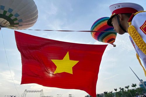 Xúc động Lễ chào cờ và bay đại kỳ Tổ quốc kỷ niệm 135 năm Ngày sinh Bác Hồ