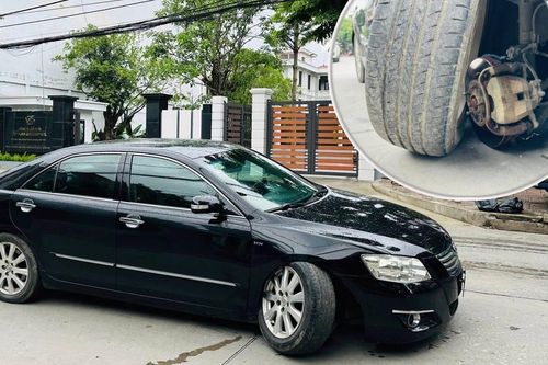 Xe Camry bất ngờ 'rụng' bánh giữa đường do sơ suất đáng trách của thợ sửa xe?