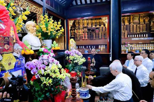 Tưởng niệm cụ Nguyễn Sinh Sắc và Chủ tịch Hồ Chí Minh tại chùa Hội Khánh