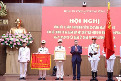 Trao danh hiệu Anh hùng lực lượng vũ trang nhân dân cho A05