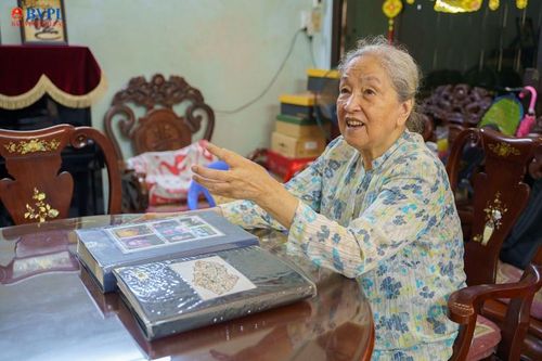 Người phụ nữ ở TP Hồ Chí Minh cả đời sưu tầm ảnh và kể chuyện Bác Hồ