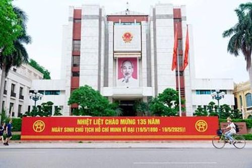 Phố phường rực rỡ cờ hoa kỷ niệm 135 năm Ngày sinh Chủ tịch Hồ Chí Minh