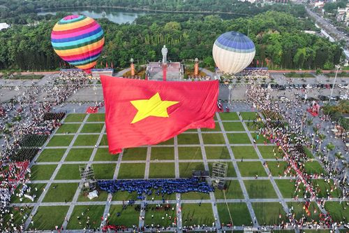 Lễ chào cờ và bay đại kỳ Tổ quốc kỷ niệm 135 năm Ngày sinh Chủ tịch Hồ Chí Minh tại Nghệ An