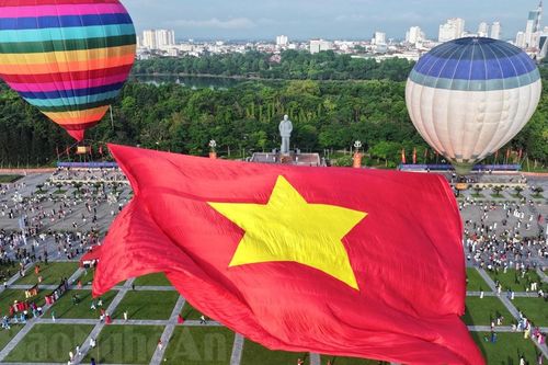 Những hình ảnh đẹp tại Lễ bay đại kỳ Tổ quốc kỷ niệm 135 năm Ngày sinh Chủ tịch Hồ Chí Minh ở Nghệ An
