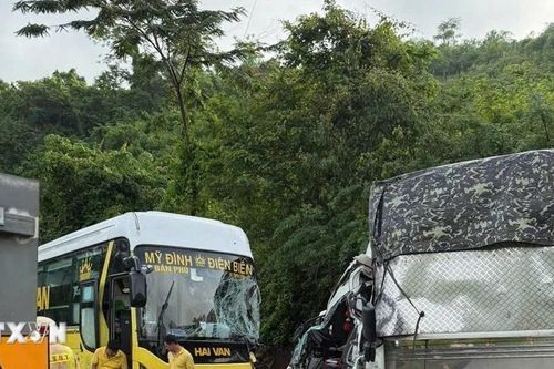 Sơn La: Hai xe ôtô va chạm trên Quốc lộ 6 làm 1 người bị thương nặng