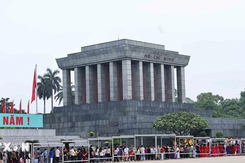135 năm Ngày sinh Chủ tịch Hồ Chí Minh: Đông đảo người dân vào Lăng viếng Bác