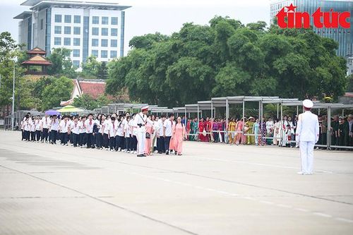 Dòng người xếp hàng vào Lăng viếng Bác trong ngày sinh của Người