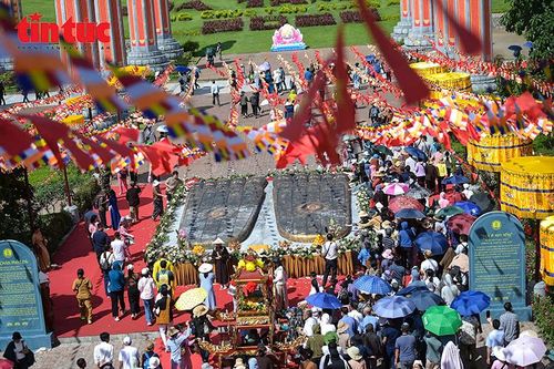 Người dân cầu nguyện bên 'Dấu chân Phật Đà' nặng hơn 100 tấn tại chùa Tam Chúc