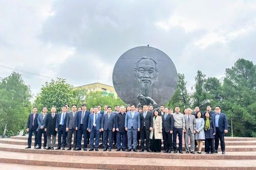 Đoàn công tác Công an TP Hà Nội dâng hoa tại Quảng trường Hồ Chí Minh ở Mát-xcơ-va