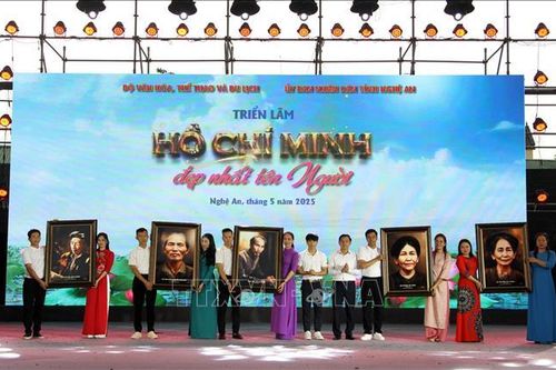 Tái hiện sinh động cuộc đời, sự nghiệp cách mạng và tấm gương đạo đức sáng ngời của Bác Hồ