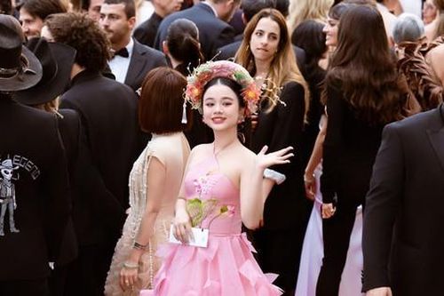 Mẫu teen Việt diện yếm cách tân nổi bật giữa thảm đỏ LHP Cannes 2025