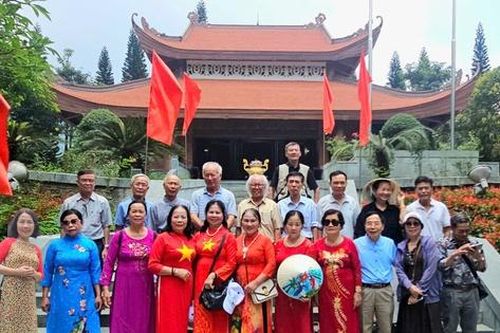 Các nhà văn Hà Nội hành hương về cội nguồn, truyền lửa sáng tác văn hóa