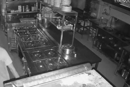 Đột nhập cửa hàng bánh kẹo, 2 tên trộm có hành động khiến nhiều người sốc nặng