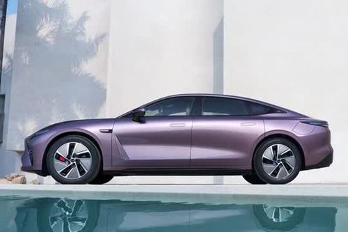 Xe sedan 'trên cơ' Toyota Camry, công suất 473 mã lực, trang bị tối tân, giá chưa tới 700 triệu đồng