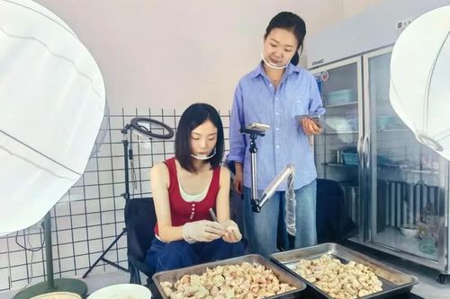 Livestream nhổ lông gà, chủ quán ăn kiếm 700 triệu/tháng