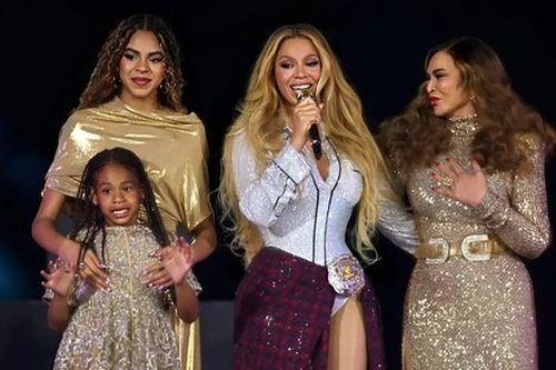 Con gái Beyoncé xử lý cực đỉnh sự cố trên sân khấu, xứng danh 'con nhà nòi' thực thụ!