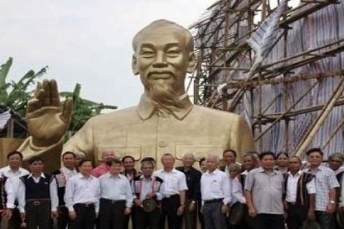 Ngày tượng đài Bác Hồ về với dân tộc Tây Nguyên