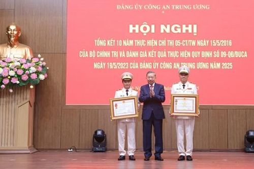 Trung tướng Tô Ân Xô nhận Huân chương Quân công hạng Ba