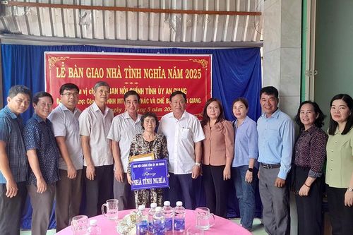 Ban Nội chính Tỉnh ủy bàn giao nhà Tình nghĩa tại huyện Phú Tân