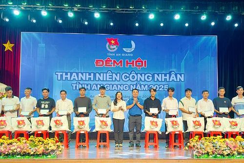 Tỉnh đoàn trao tặng 100 phần quà cho thanh niên công nhân