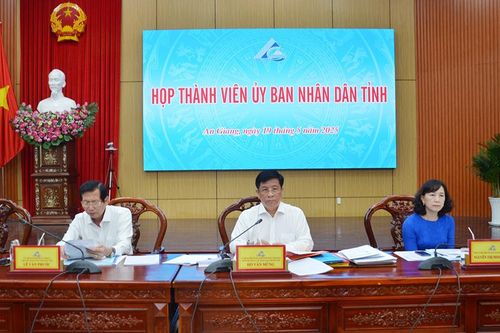 Chủ tịch UBND tỉnh An Giang Hồ Văn Mừng chủ trì họp thành viên UBND tỉnh