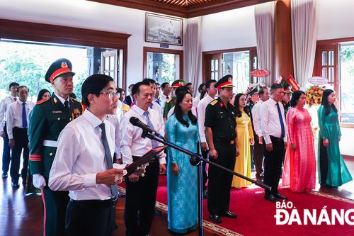 Đoàn đại biểu điển hình tiên tiến thành phố Đà Nẵng báo công dâng Bác