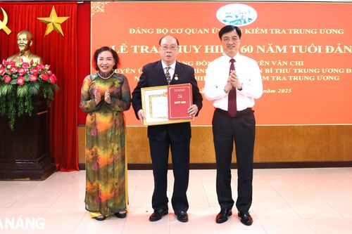 Trao tặng Huy hiệu 60 năm tuổi Đảng cho đồng chí Nguyễn Văn Chi