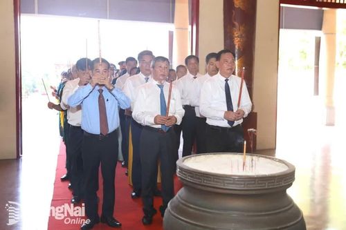 Lãnh đạo tỉnh Đồng Nai dâng hương nhân kỷ niệm 135 năm Ngày sinh Chủ tịch Hồ Chí Minh