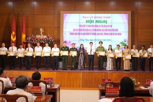 Tuyên dương 77 điển hình tiêu biểu trong học tập và làm theo gương Bác