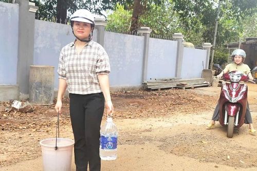Ngôi trường vùng biên chật vật vì thiếu nước sinh hoạt