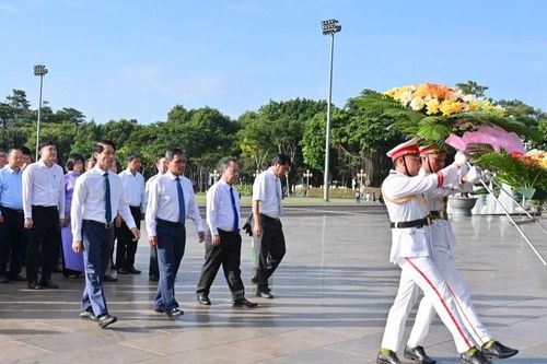 Lãnh đạo tỉnh Gia Lai dâng hoa, dâng hương Chủ tịch Hồ Chí Minh tại Quảng trường Đại Đoàn Kết