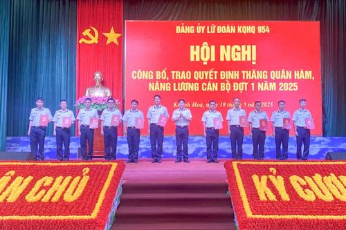 Đảng ủy Lữ đoàn 954 trao quyết định thăng quân hàm, nâng lương sĩ quan năm 2025