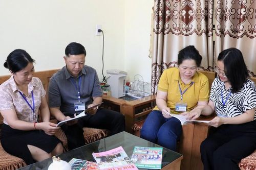 Khắc ghi lời Bác, vì dân phục vụ
