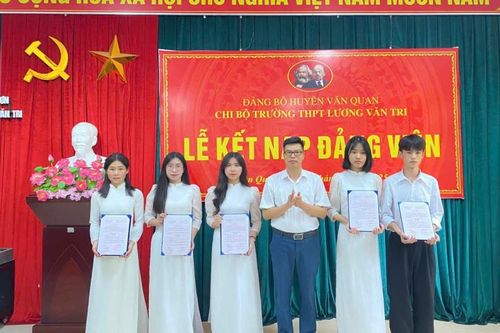 5 học sinh ưu tú của Trường THPT Lương Văn Tri được kết nạp Đảng