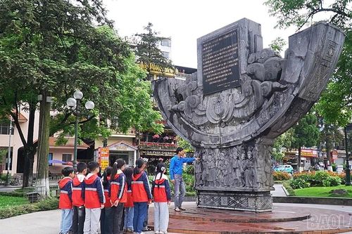 Thanh thiếu nhi Sa Pa báo công dâng Bác nghìn việc tốt