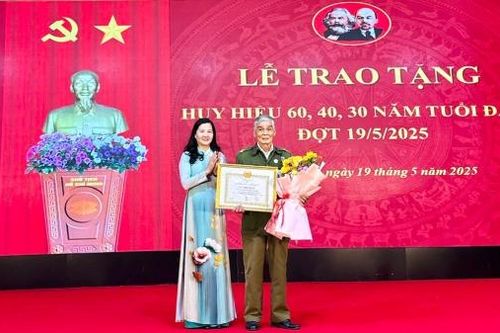 Lạc Dương trao tặng Huy hiệu Đảng đợt 19/5